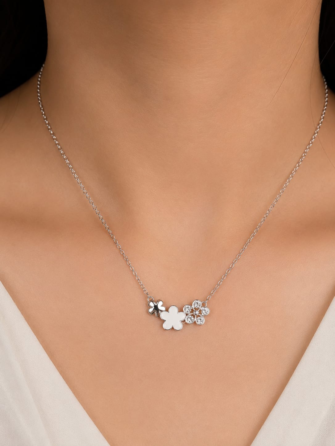 Dainty Silver Flower Pendant Necklace